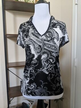 Susan Lawrence Short Sleeve Stretchy V-Neck Top Black & White Paisley XS